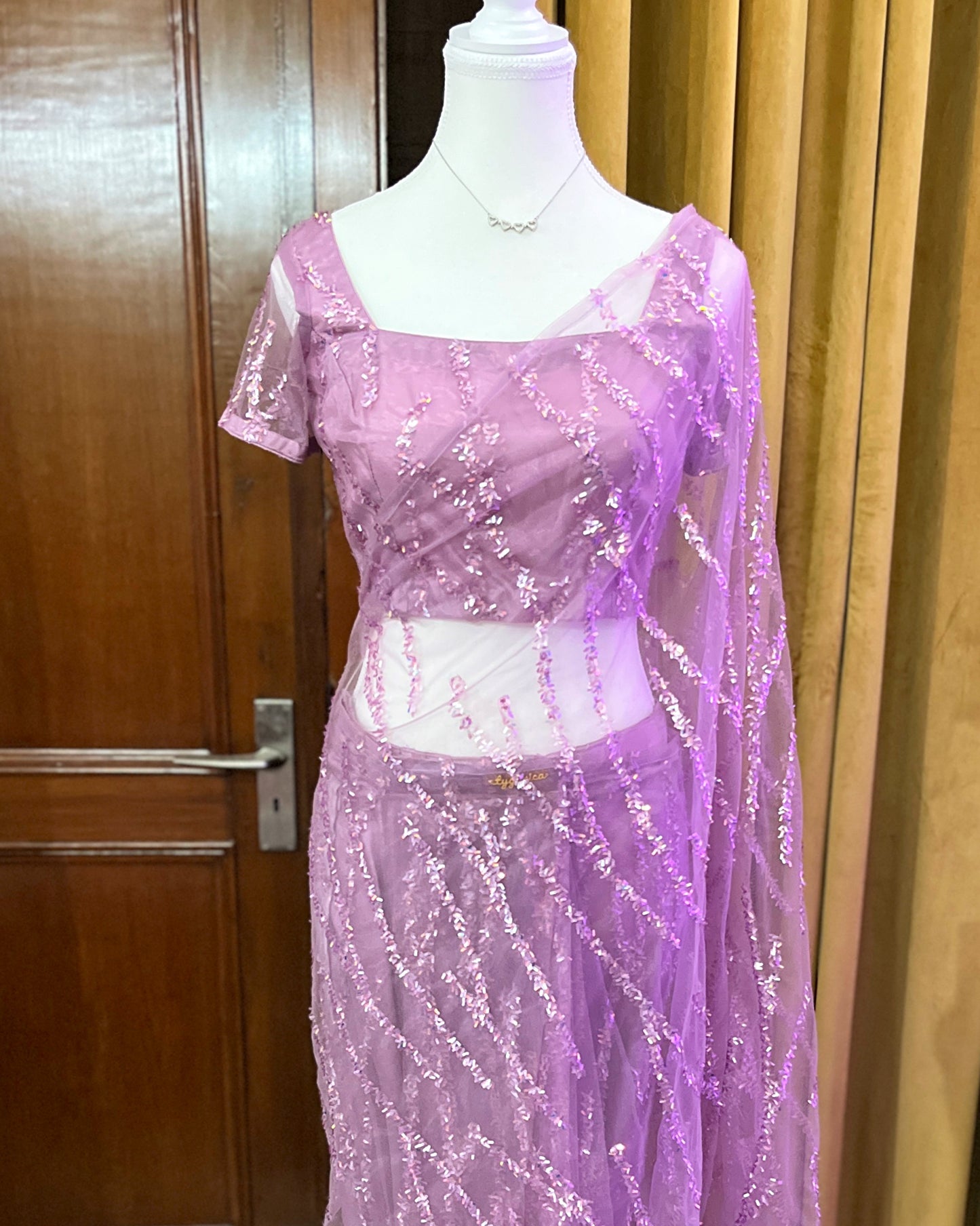 Gulabīnumā Ready-to-wear Saree with Blouse