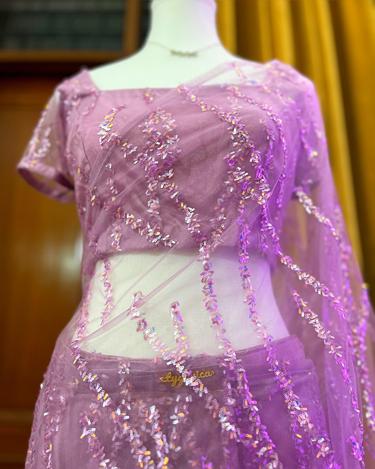 Gulabīnumā Ready-to-wear Saree with Blouse